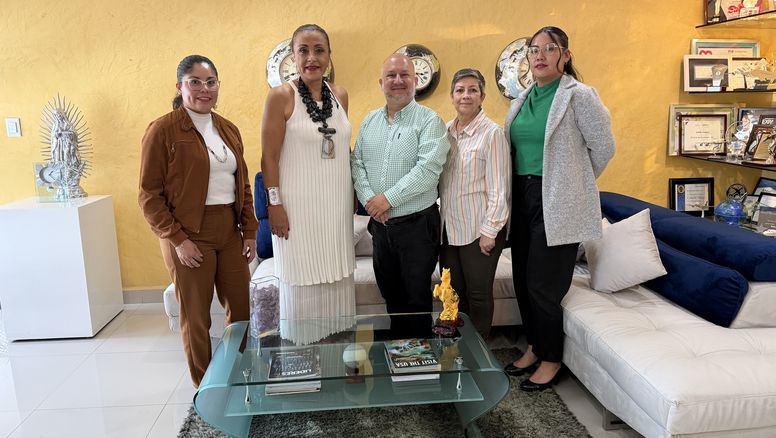 Judith Guerra con el equipo de CNS Operadora Consolid.