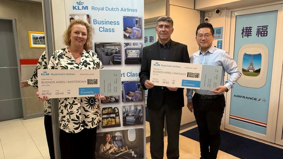 Air France – KLM: Pía Lackman entregó dos pasajes aéreos a la agencia de viajes ganadora.