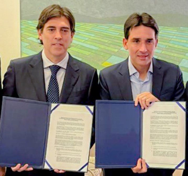 El ministro de Obras Públicas, Servicios y Vivienda de Bolivia, Mauricio Zamora y el Ministro de Puertos y Aeropuertos de Brasil, Silvio Costa Filho, exhiben el memorando firmado.