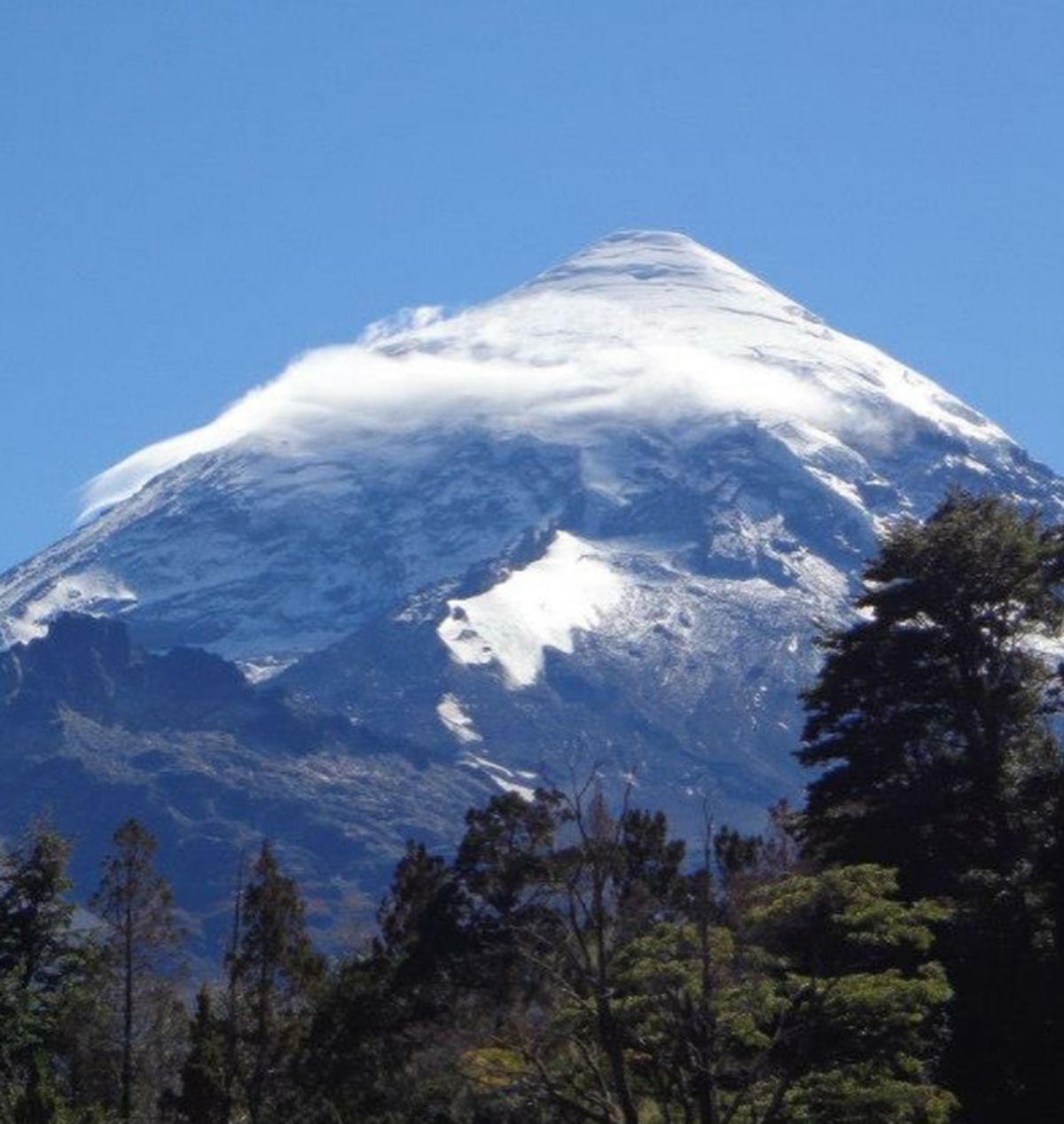 La cumbre del volcán Lanín se puede observar desde Chile.
