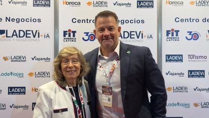 Cristina MacDougall, &nbsp;titular de TBM, representante de Álamo en Argentina; y Enrique Tomé, director de Ventas para Latinoamérica de Alamo Rent a Car.