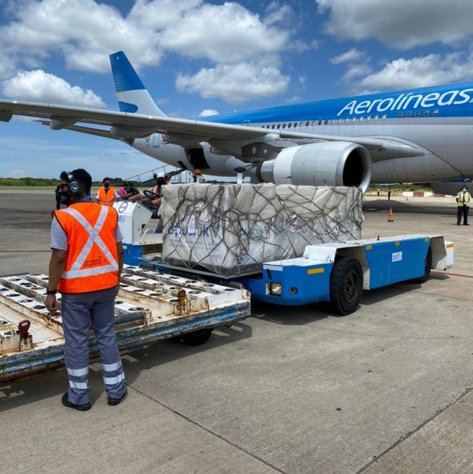Imágenes del segundo vuelo de Aerolíneas Argentinas, momento en que se bajan del avión las dosis de la Sputnik V.