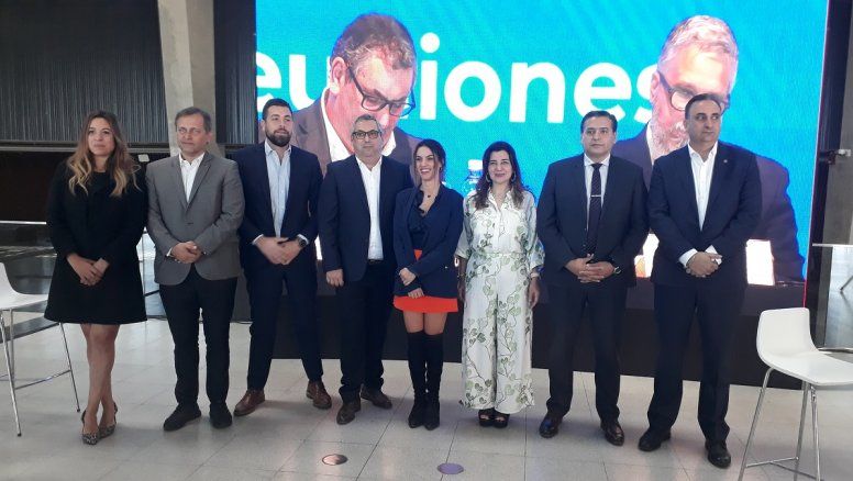 La presidenta de AOCA,Patricia Duran Vaca, acompañada por referentes del sector público y privado enel lanzamiento de Meet Up 2023.