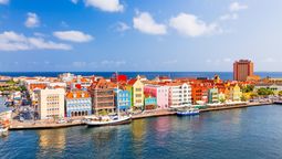 El corazón colorido de Curazao late en Willemstad, una ciudad declarada Patrimonio de la Humanidad por la UNESCO.