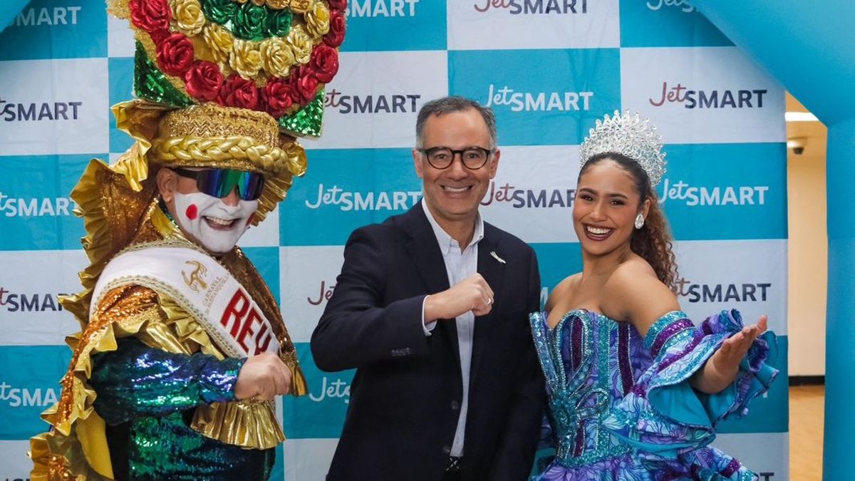 De izquierda a derecha: el Rey Momo del Carnaval de Barranquilla, Mario García, Country Manager de JetSmart en Colombia, Reina Popular del Carnaval de Barranquilla.