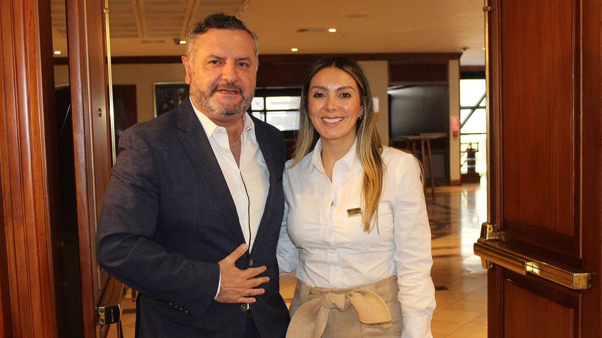 Fidel Murgueytio, gerente general de Maxitravel, junto a Jéssica Sánchez, coordinadora comercial de Ladevi en Ecuador.