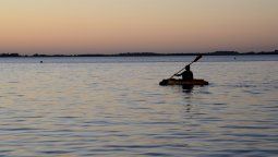 La laguna de Chascomús (Buenos Aires) permite hacer, además de actividades náuticas, paseos en bicicleta, caminatas y safaris fotográficos para captar aves y animales.