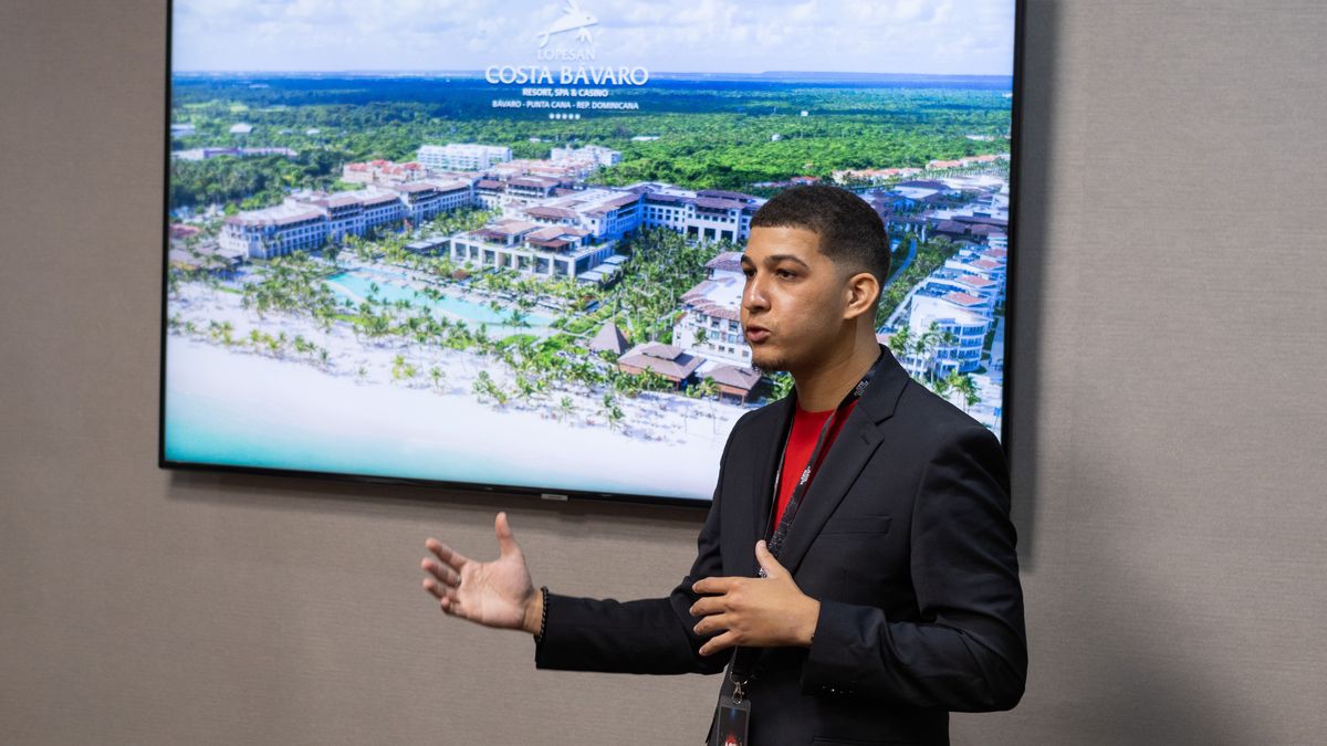 Saúl Camilo presentando los productos de Lopesan. Saúl Camilo presentando los productos de Lopesan.