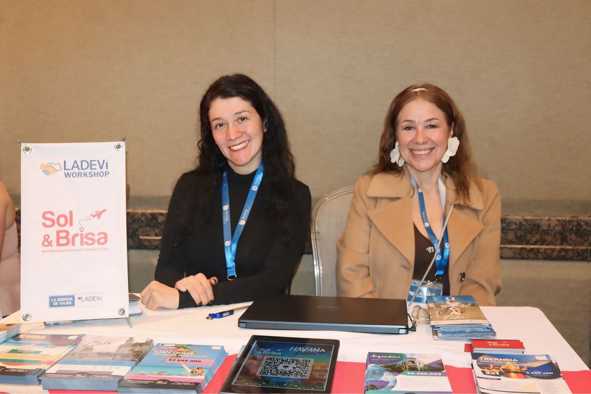 Yenny&nbsp;Gómez Rojas,&nbsp;gerente de Viajes Sol y Brisa y su equipo en el Ladevi Workshop.