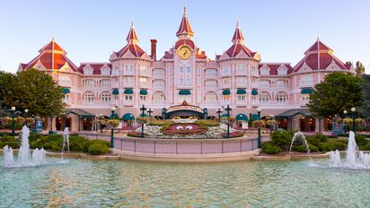 Disneyland Paris reabre su Disneyland Hotel, propuesta de alojamiento de lujo pensada para toda la familia.