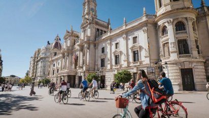 Turistas en el centro de Valencia, al lado del Ayuntamiento. Turistas en el centro de Valencia, al lado del Ayuntamiento.
