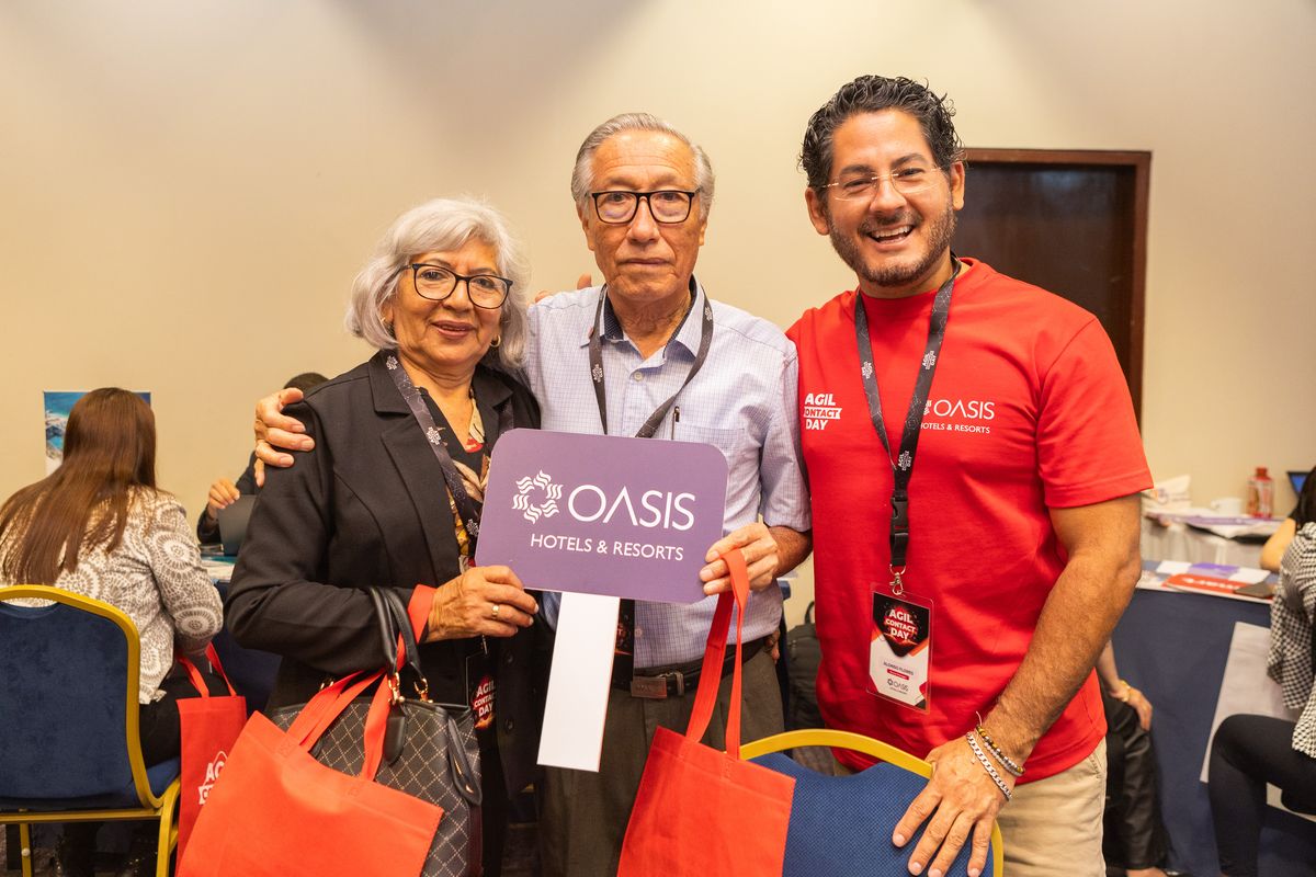Alonso Flores junto a agentes de viajes. Alonso Flores junto a agentes de viajes.