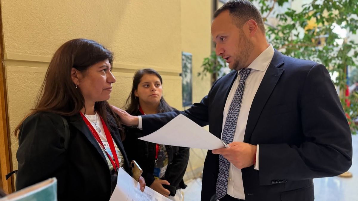 Paola Coronado, madre de Diego Albornoz, junto con Jorge Guzmán, diputado gestor del proyecto de ley. - Ladevi Medios y Soluciones Paola Coronado, madre de Diego Albornoz, junto con Jorge Guzmán, diputado gestor del proyecto de ley.