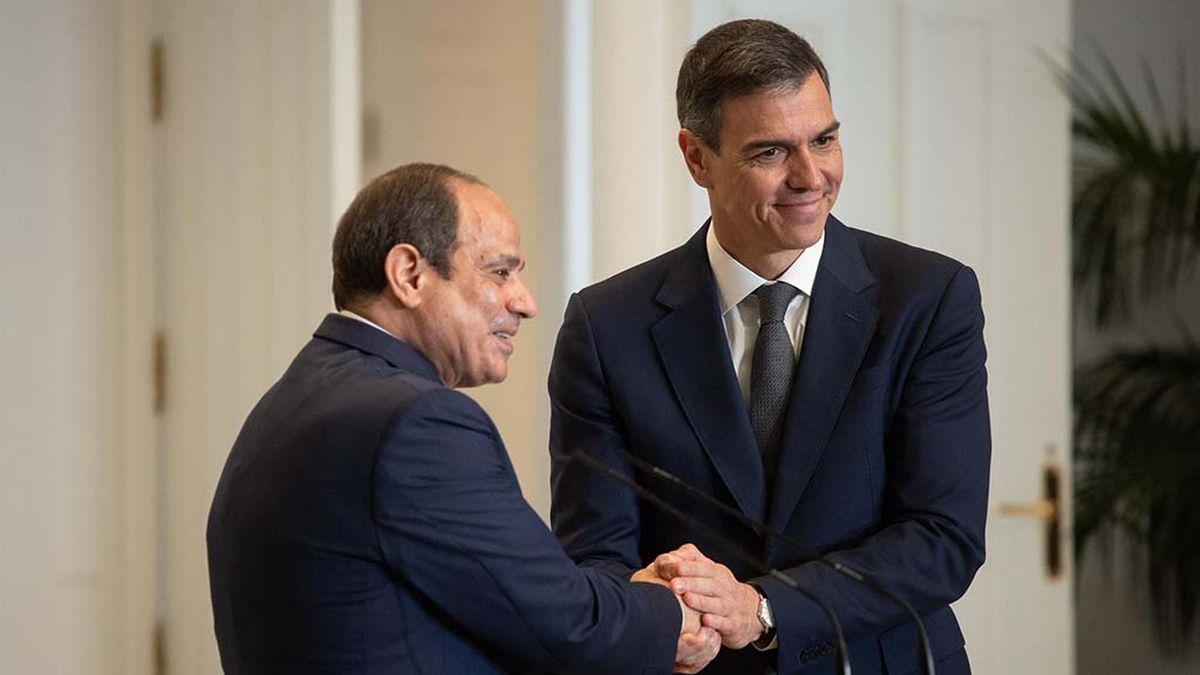 El presidente del Gobierno de España, Pedro Sánchez, y su homólogo egipcio, Abdelfatah Al- Sisi.