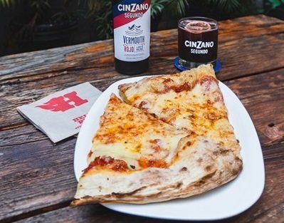 Combos en Buenos Aires: 2 porciones de la variedad de pizza Lincoln (muzzarella con salsa de tomate Hell's) + Cinzano Segundo.