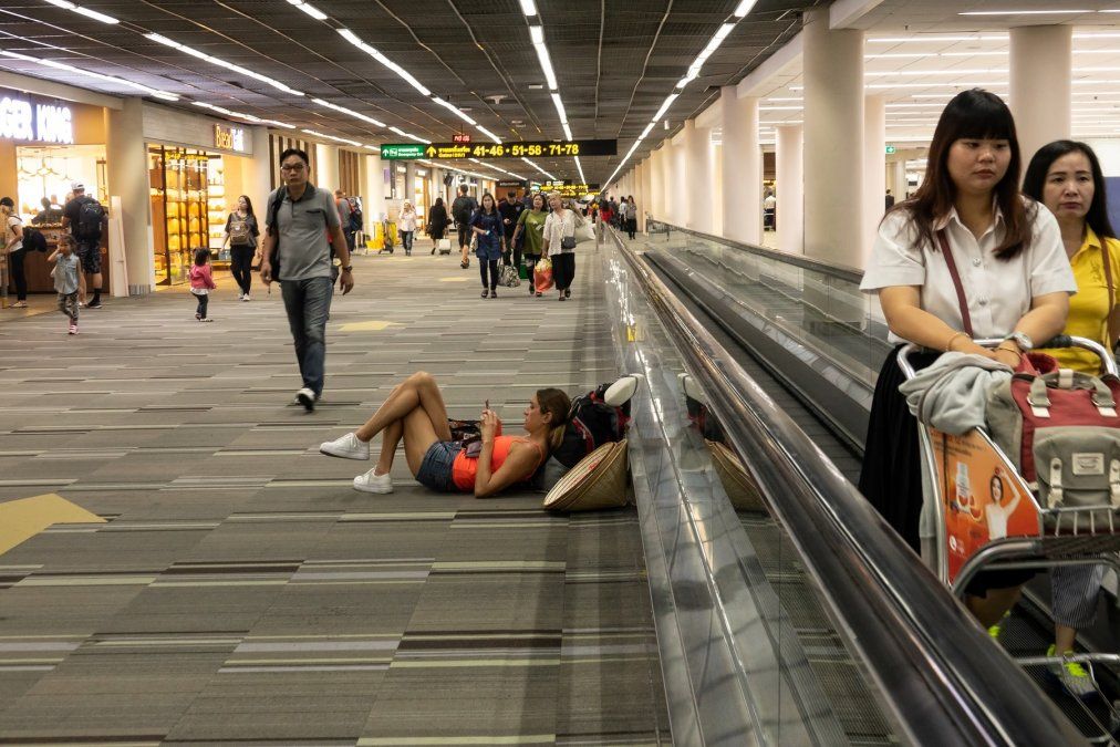 Evitar comer ciertos alimentos durante el vuelo, ir en línea con los horarios de destino o mantenerse bien hidratados son algunas de las claves que ayudarán a los pasajeros a enfrentarse al temido 