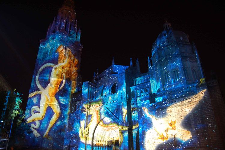 El espectaculo de luz y sonido tiene lugar en las fachadas de los monumentos de la ciudad.