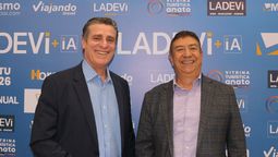 Patrick Yvars, director de Ventas, y Leo Salazar, gerente de Relaciones Públicas para Latinoamérica de Visit Orlando, en el stand de Ladevi durante la Vitrina Turística Anato 2026.