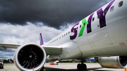 Según informó Sky Airline, los vuelos que coincidan con el horario de toque de queda podrán presentar su tarjeta de embarque como salvoconducto.