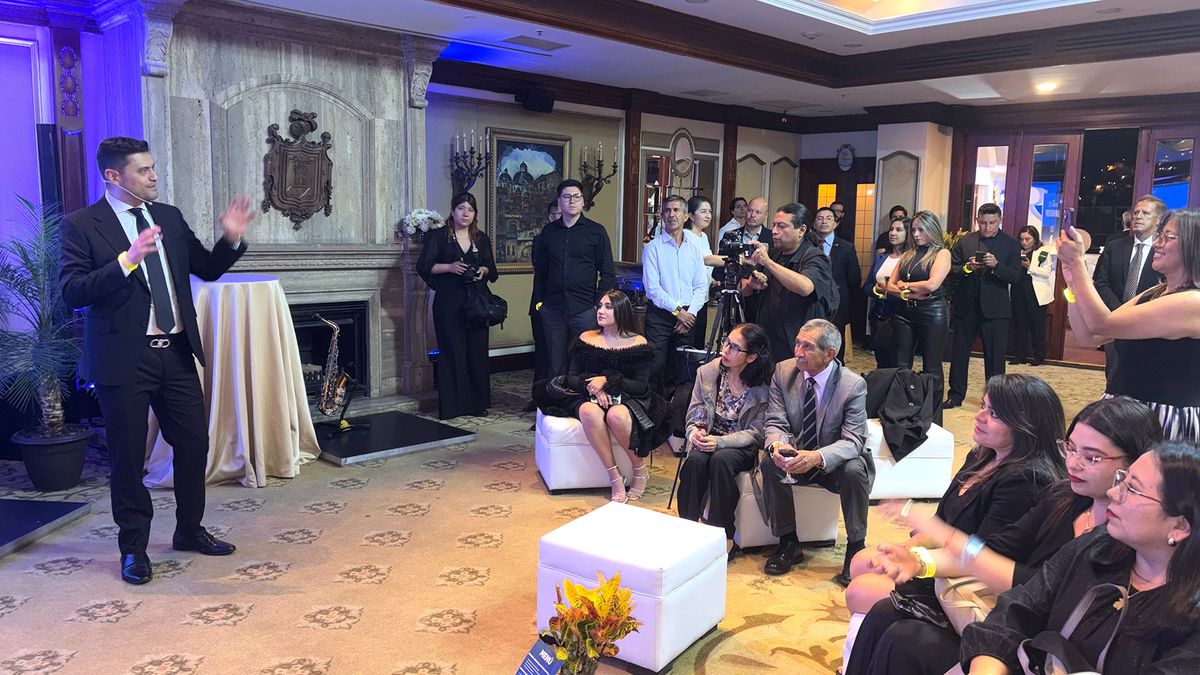 Mauricio García, director de Ventas de Decameron para Sudamérica, en presentación de programa de fidelización Agent Rewards, en Quito. 