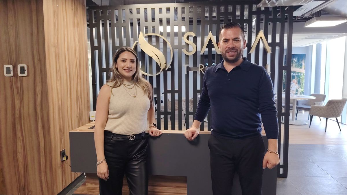 Arantxa&nbsp;Flores, Marketing y RP de Saga Travel; y Ricardo Romero.&nbsp;