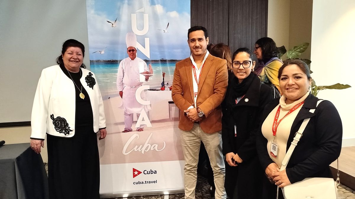 Equipo de CHECK IN - Mayorista de Viajes junto a Ivis Fernández.