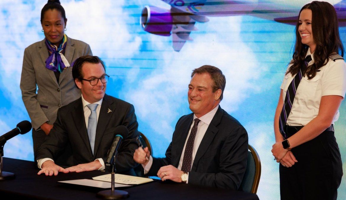 Arjan Meijer, presidente y director ejecutivo de Embraer Commercial Aviation firma el contrato de ventas con Andrew Levy, fundador y director ejecutivo de Avelo Airlines Arjan Meijer, presidente y director ejecutivo de Embraer Commercial Aviation firma el contrato de ventas con Andrew Levy, fundador y director ejecutivo de Avelo Airlines