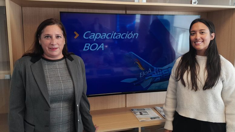 Valeria Saporiti y&nbsp;Melina Bello en el inicio de la capacitación de BOA en las oficinas de Carnival Tours.