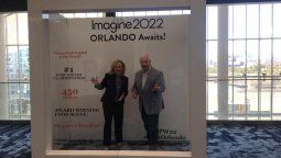 Casandra Matej, presidenta y CEO de Visit Orlando; y Roger Dow, CEO de US Travel Association.