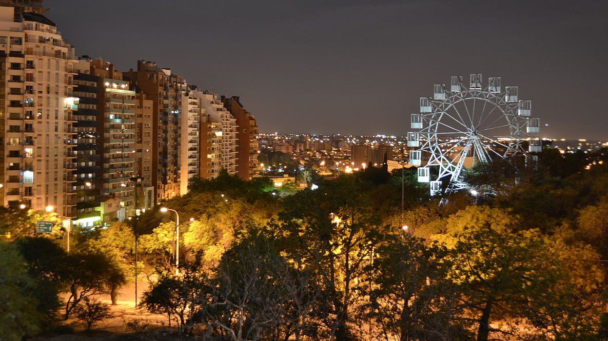 El Parque Sarmiento se emplaza entre las calles Av. Poeta Leopoldo Lugones y Amadeo Sabattini, en Ciudad de Córdoba.