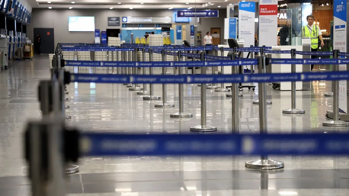 El paro en&nbsp;aeropuertos&nbsp;anunciado por&nbsp;ATE&nbsp;podría generar demoras y reprogramaciones de&nbsp;vuelos&nbsp;en todo el país durante el&nbsp;fin de semana largo.