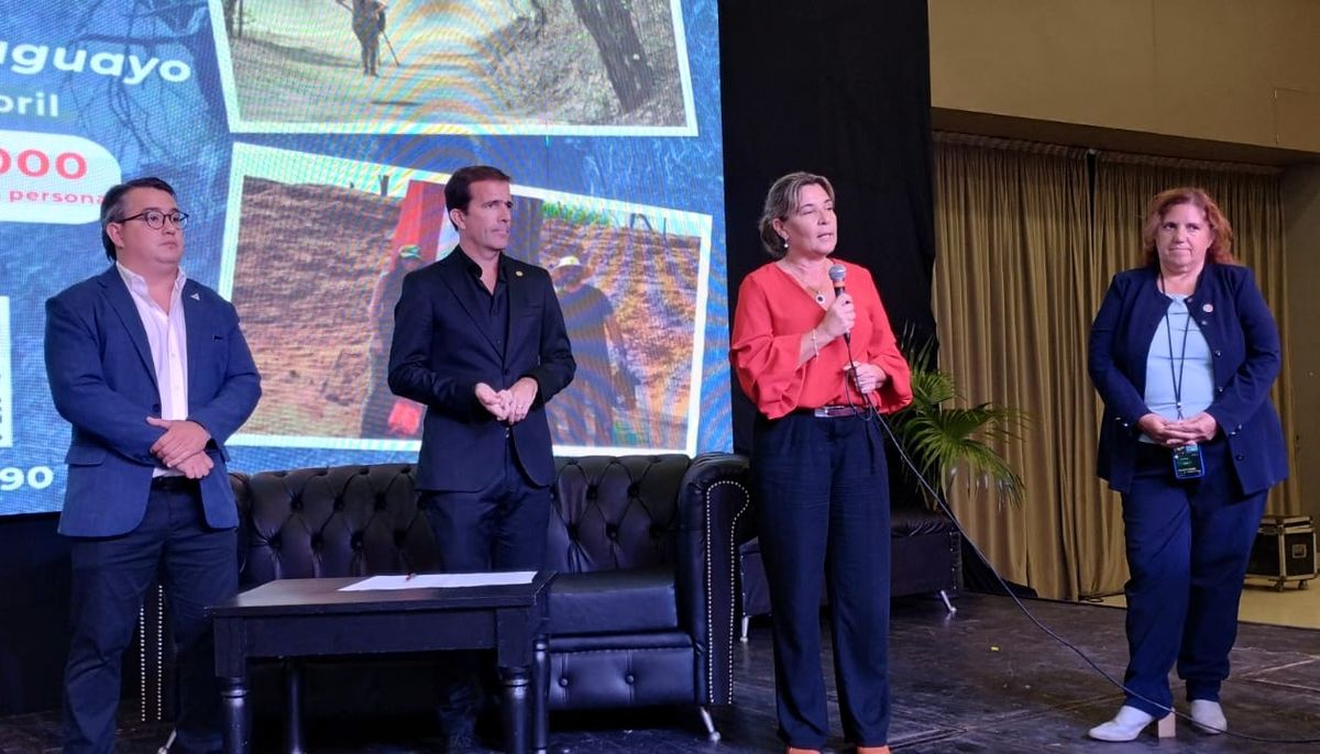 José Sena, presidente de la Asociación Argentina de Agencias de Viajes y Turismo Región Nordeste; Andrés Deyá, presidente de Faevyt; Alejandra Eliciri, ministra de Turismo de Corrientes; y Alejandra Boloqui, presidenta de la Cámara de Turismo de Corrientes.&nbsp;