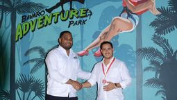 Paul Ruiz, gerentegeneral de CHECK IN, junto a Héctor Ureña, director de Bávaro Adventure Park.