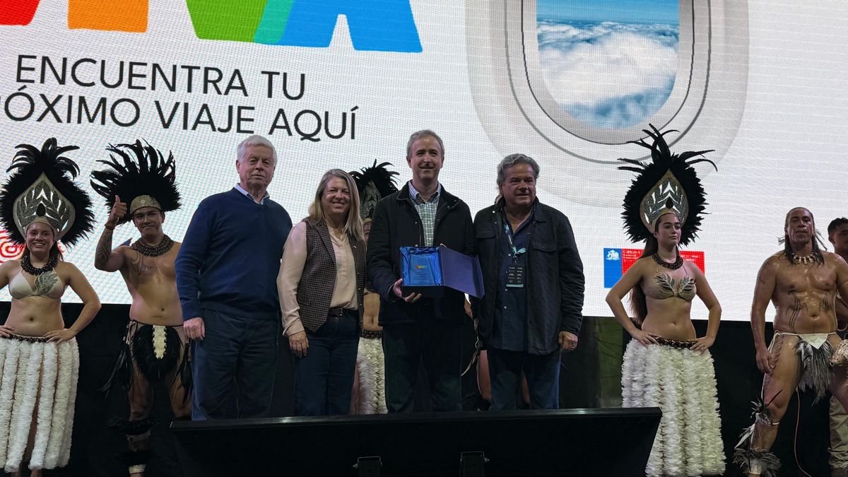 VyVA 2026: Álvaro Castilla, recibió un premio a la trayectoria de mano de la subsecretaria de Turismo y autoridades de la feria.
