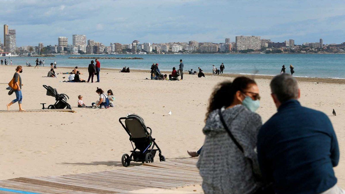 Los casos de Covid-19 no bajan, y el Gobierno desalienta el turismo. Sin feriado puente para el 24 de mayo.