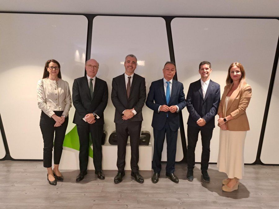 Fede Fuster, Salvador Navarro y Esther Guilabert se reúnen con el presidente de Aena, Maurici Lucena, para tratar de acelerar las inversiones necesarias en el quinto aeropuerto de España por volumen de pasajeros.