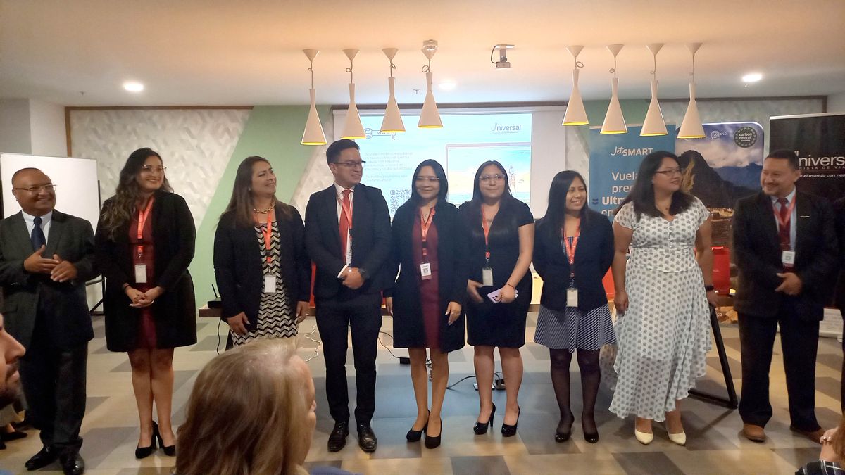 Personal de la mayorista Universal de Viajes.