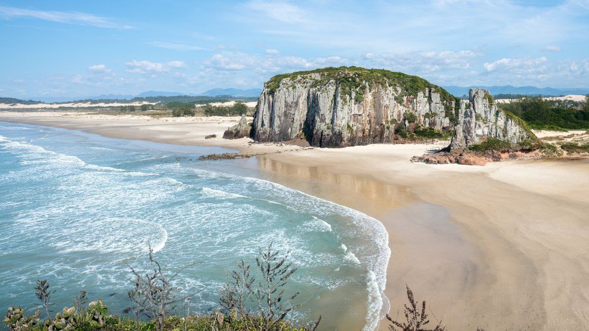 Torres está a 1.480 km. de Buenos Aires y cuenta con playas de típica belleza brasileña.