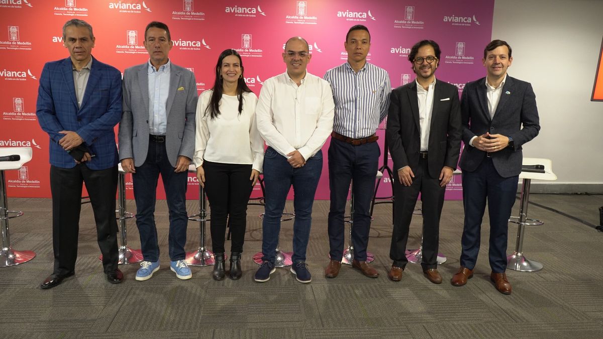 Representantes de la Alcaldía de Medellín, Avianca, ProColombia y la Autoridad de Turismo de Aruba en en lanzamiento de las rutas desde Medellín.