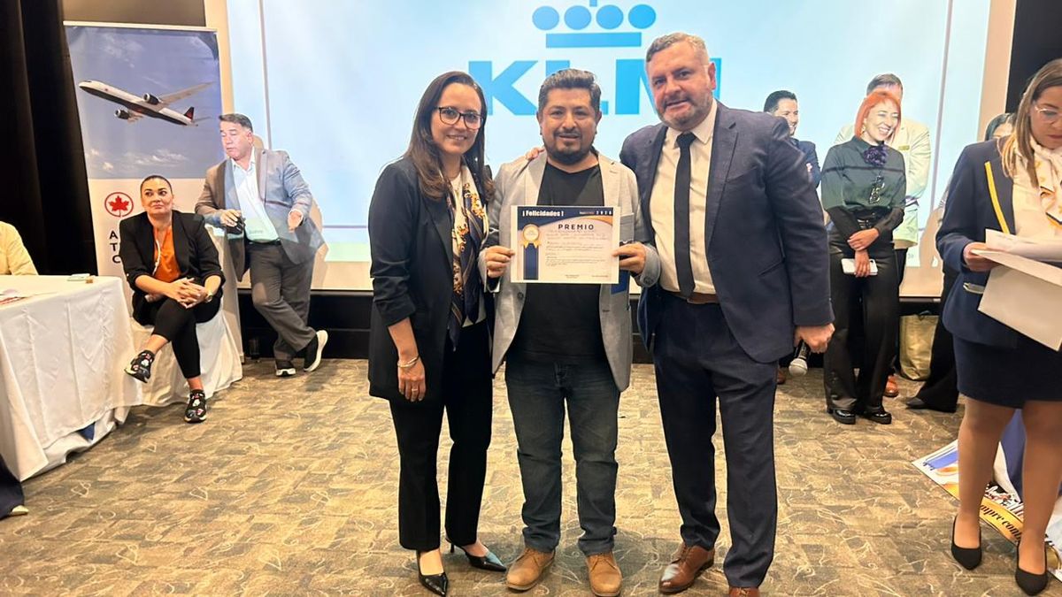 Maxitravel y los expositores entregaron premios a los asistentes, durante la Caravana Workshop 2026, en Quito. 