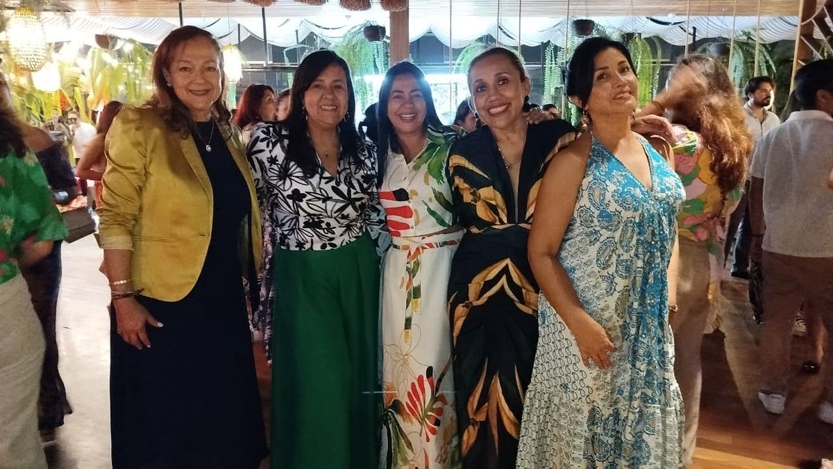 Elba Padilla y Patricia Campos junto a las agentes de viajes. Elba Padilla y Patricia Campos junto a las agentes de viajes.