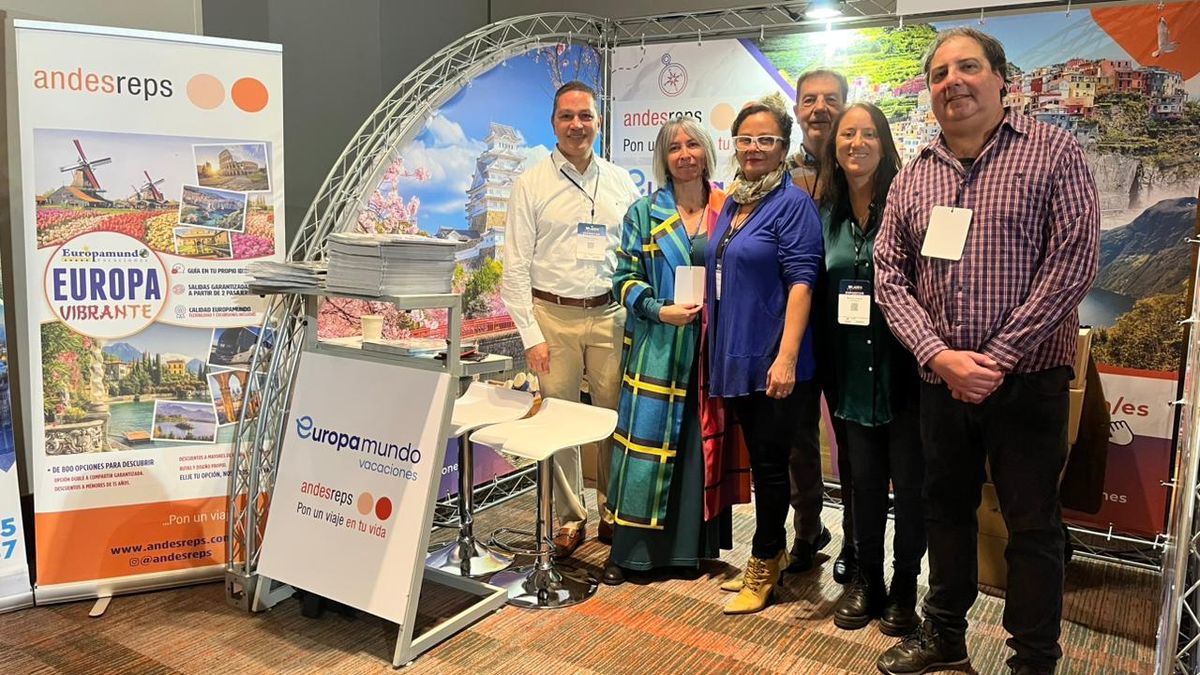 Carmen Ramírez junto al equipo de Europamundo-Andes Reps en el Workshop de Ladevi. - Ladevi Medios y Soluciones Carmen Ramírez junto al equipo de Europamundo-Andes Reps en el Workshop de Ladevi.