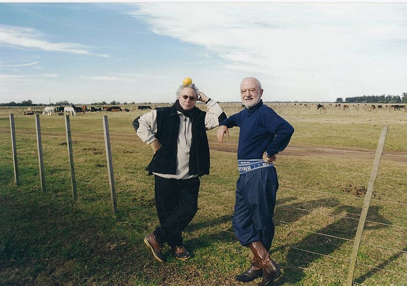 Junto al artista Rogelio Polesello en un campo en el Partido de Lezama.