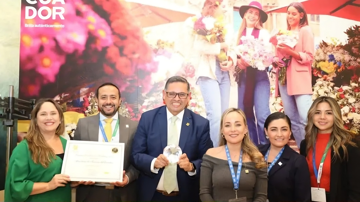La delegación del Ministerio de Turismo, encabezada por el ministro Mateo Estrella, posa con el galardón que obtuvo la marca País Ecuador en los Premios Excelencia, en el marco del Fitur.