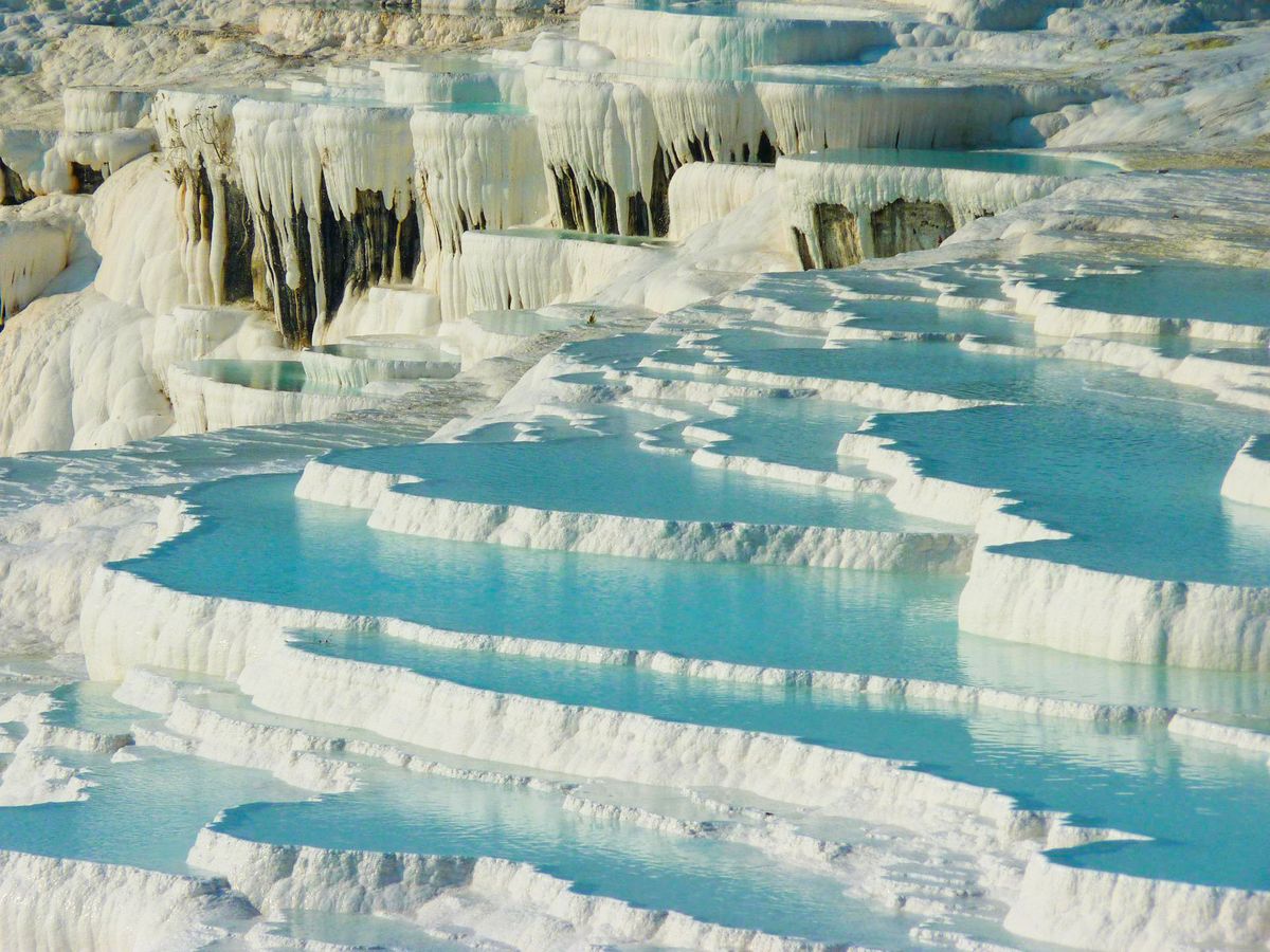 Mega Travel ofrece en esta oportunidad un acercamiento a Pamukkale, uno de los destinos de Turquía en auge por sus cualidades naturales y sus atractivos de origen histórico y cultural.