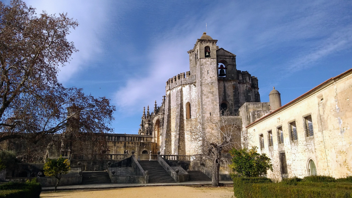 Tomar cuenta con una inmensa riqueza histórica, artística y cultural.