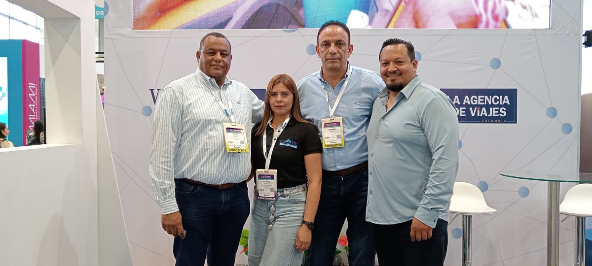 El equipo de Exotic Tours and Travel en el stand de Ladevi.