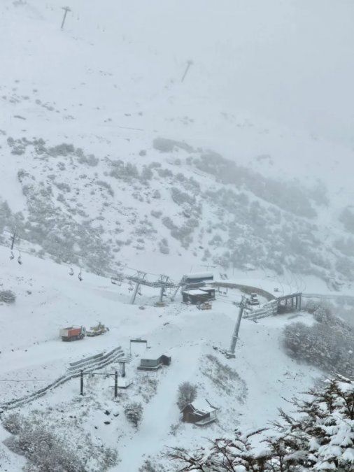 La Patagonia se prepara para las vacaciones de invierno: así luce el Cerro Catedral tras la primera nevada del año.