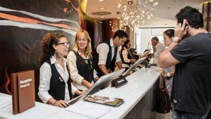 El número de empleados en el turismo de España roza ya los 3 millones, según Turespaña.