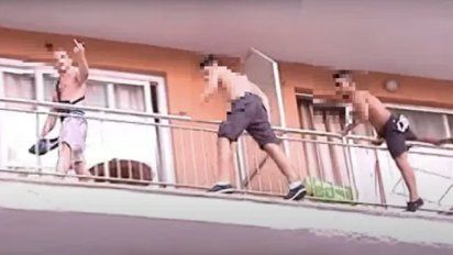 Algunos de los turistas multados en Magaluf por conductas temerarias